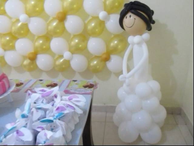 niña hecha con globos medellin