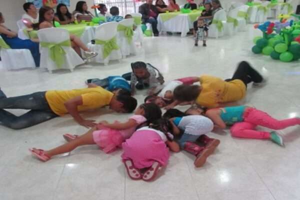recreacionistas jugando con niños en una fiesta en medellin