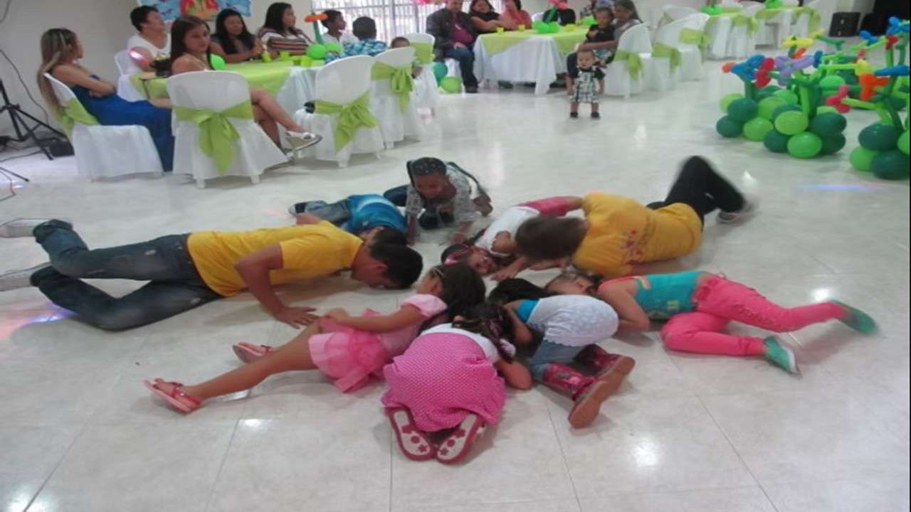 recreacionistas jugando con niños en una fiesta en medellin