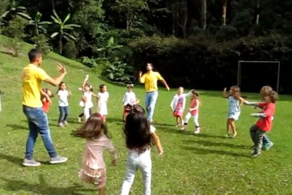 Recreacionistas en Medellín animando fiesta infantil